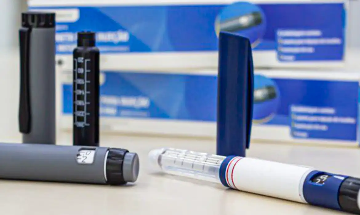 Canetas emagrecedoras utilizadas para controle de peso, ilustrando medicamentos injetáveis usados no tratamento da obesidade